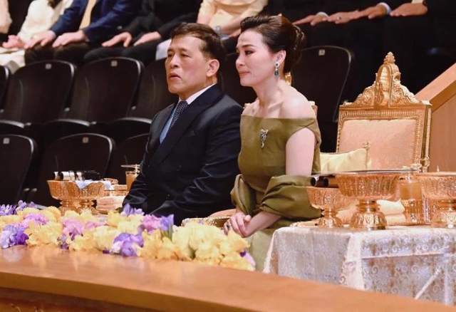 色拖地晚礼服绝美惹得泰王频频回头AG旗舰厅苏提达锋芒毕露！一袭绿(图9)