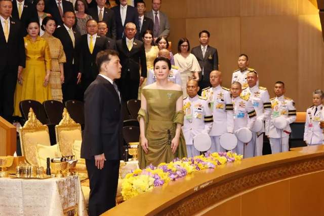 色拖地晚礼服绝美惹得泰王频频回头AG旗舰厅苏提达锋芒毕露！一袭绿(图10)