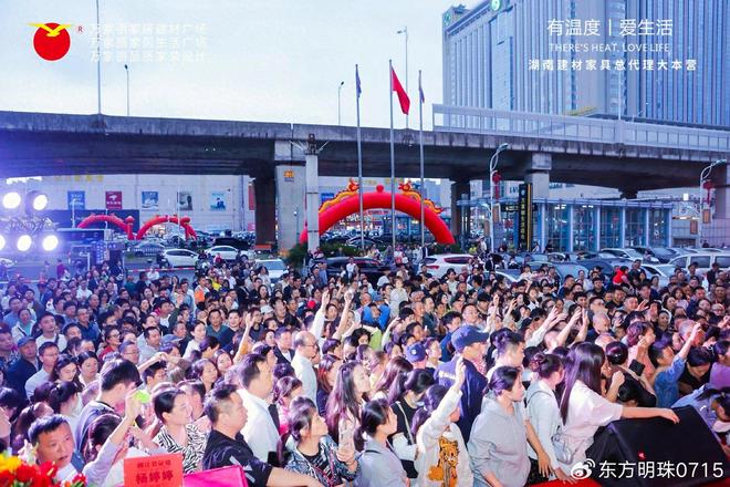 温馨港湾：客厅里的舒适传奇AG旗舰厅首页左右家居的(图3)